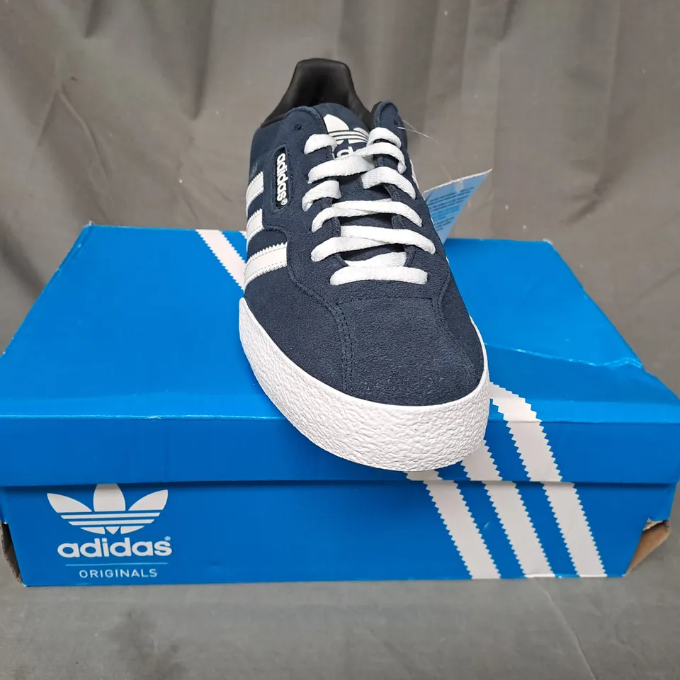 BOXED PAIR OF ADIDAS SAM SUPER SUEDE SHOES IN NAVY UK SIZE 8