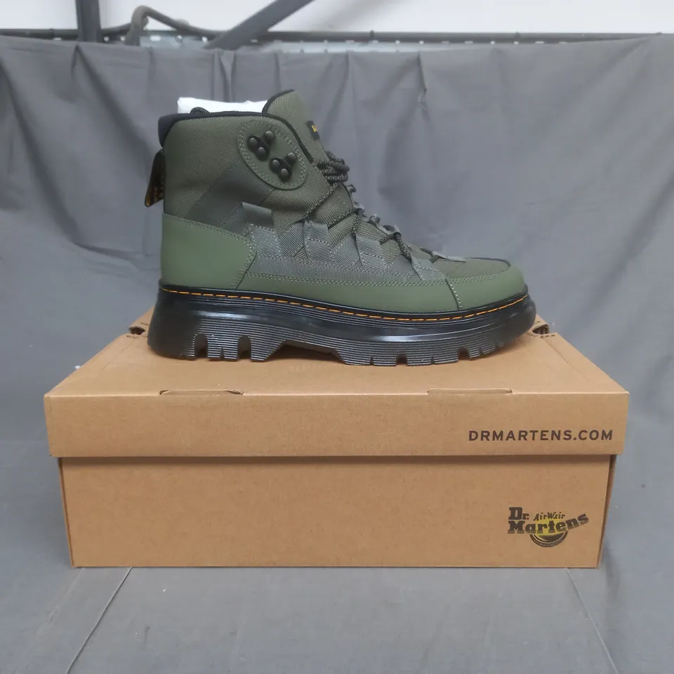 BOXED PAIR OF DR. MARTENS BOOTS IN KHAKI GREEN UK SIZE 9 1/2