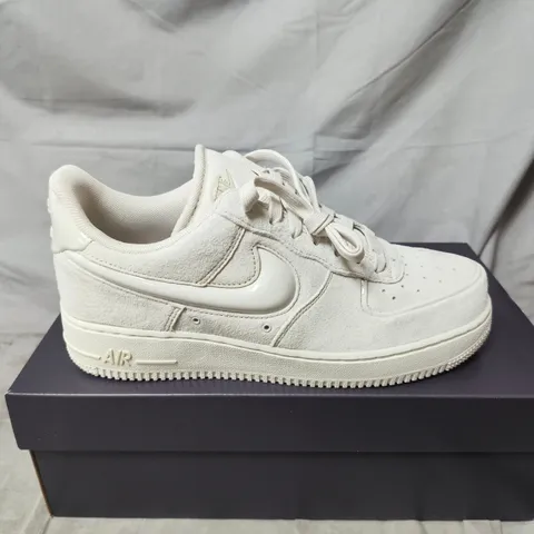 BOXED PAIR OF NIKE WOMENS AIR FORCE 1 07 TRAINERS IN LIGHT BONE - UK 5.5