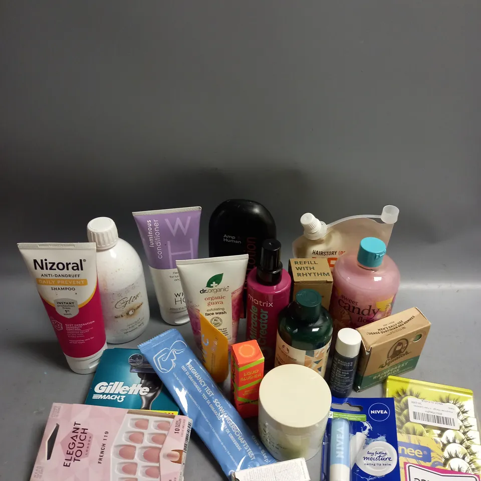 BOX OF APPROXIMATELY 20 COSMETIC ITEMS TO INCLUDE - GILLETTE MACH 3 XL BLADES - HAIR CARE - THE BODY SHOP ALMOND MILK SHOWER CREAM - ETC 
