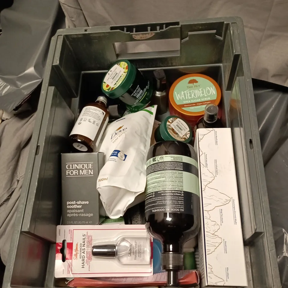 APPROXIMATELY 20 ASSORTED COSMETIC ITEMS INCLUDING ROSEMARY HAIR CARE GIFT SET, BPERFECT CHROME COVER FOUNDATION, VANILLA SHEA SUGAR SCRUB, SPF 46 UV CLEAR ETC