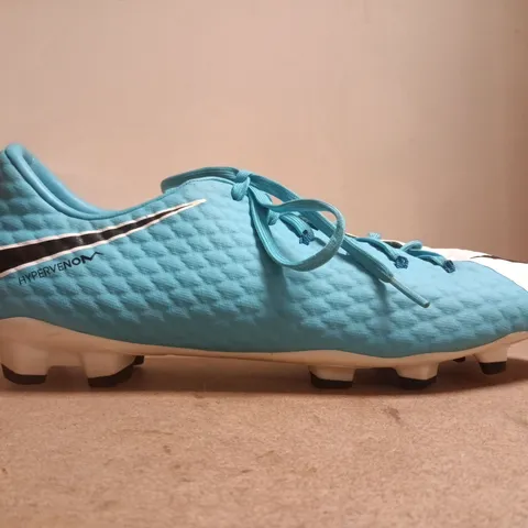 BOXED PAIR OF NIKE HYPERVENOM FOOTBALL BOOTS IN BLUE/WHITE SIZE UK 10