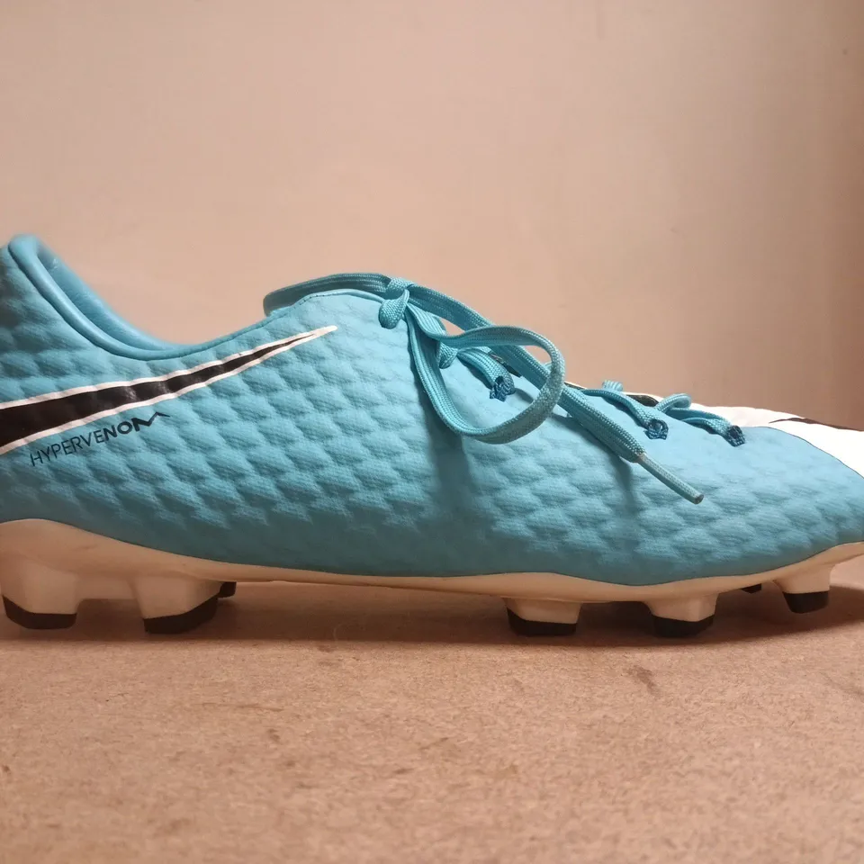 BOXED PAIR OF NIKE HYPERVENOM FOOTBALL BOOTS IN BLUE/WHITE SIZE UK 10