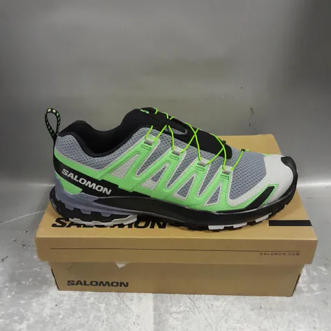 BOXED PAIR OF SALOMON XA PRO 3D V9 OUTDOOR TRAINERS IN FLINTSTONE/GECKO GREEN/BLACK  SIZE MENS UK 9.5