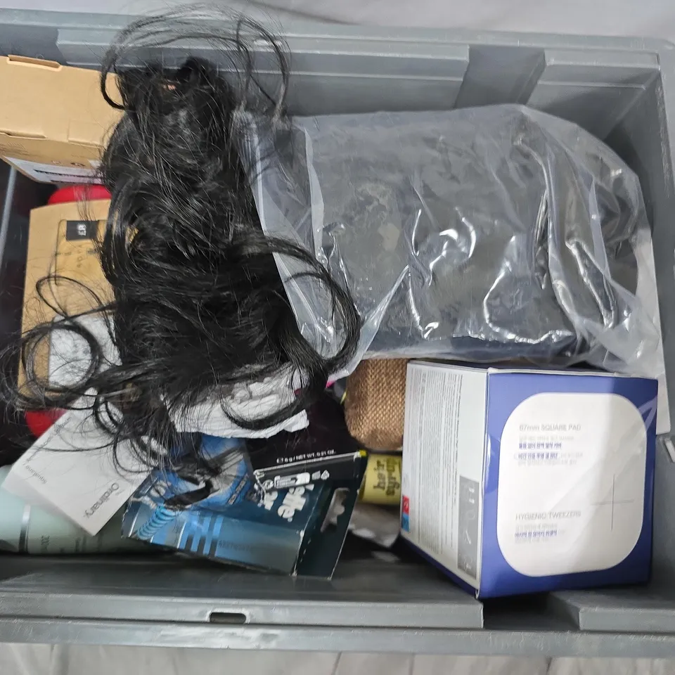 APPROXIMATELY 10 ASSORTED COSMETICS ITEMS TO INCLUDE ROYAL JELLY SET, TRESEMME KERATINE SMOOTH SHAMPOO, LIZ EARLE HOT CLOTH CLEANSER, ETC