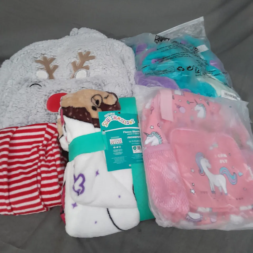 BOX OF APPROXIMATELY 35 ASSORTED KIDS CLOTHING ITEMS TO INCUDE - SQUISHMALLOW FLEECE BLANKET, BAG, PYJAMAS, ETC