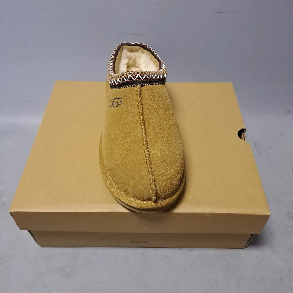 BOXED PAIR OF UGG DAKOTA SHOE IN BROWN SIZE 4