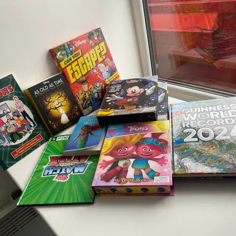 BOX OF ASSORTED ITEMS TO INCLUDE: THE LITTLE MERMAID OFFICIAL MOVIE NOVELISATION, GUINNESS WORLD RECORDS 2024, MICKEY BUSY BOOK, THE BROONS SCOTLAND HAPPY FAMILY THAT MAKESS EVERY FAMILY HAPPY ETC