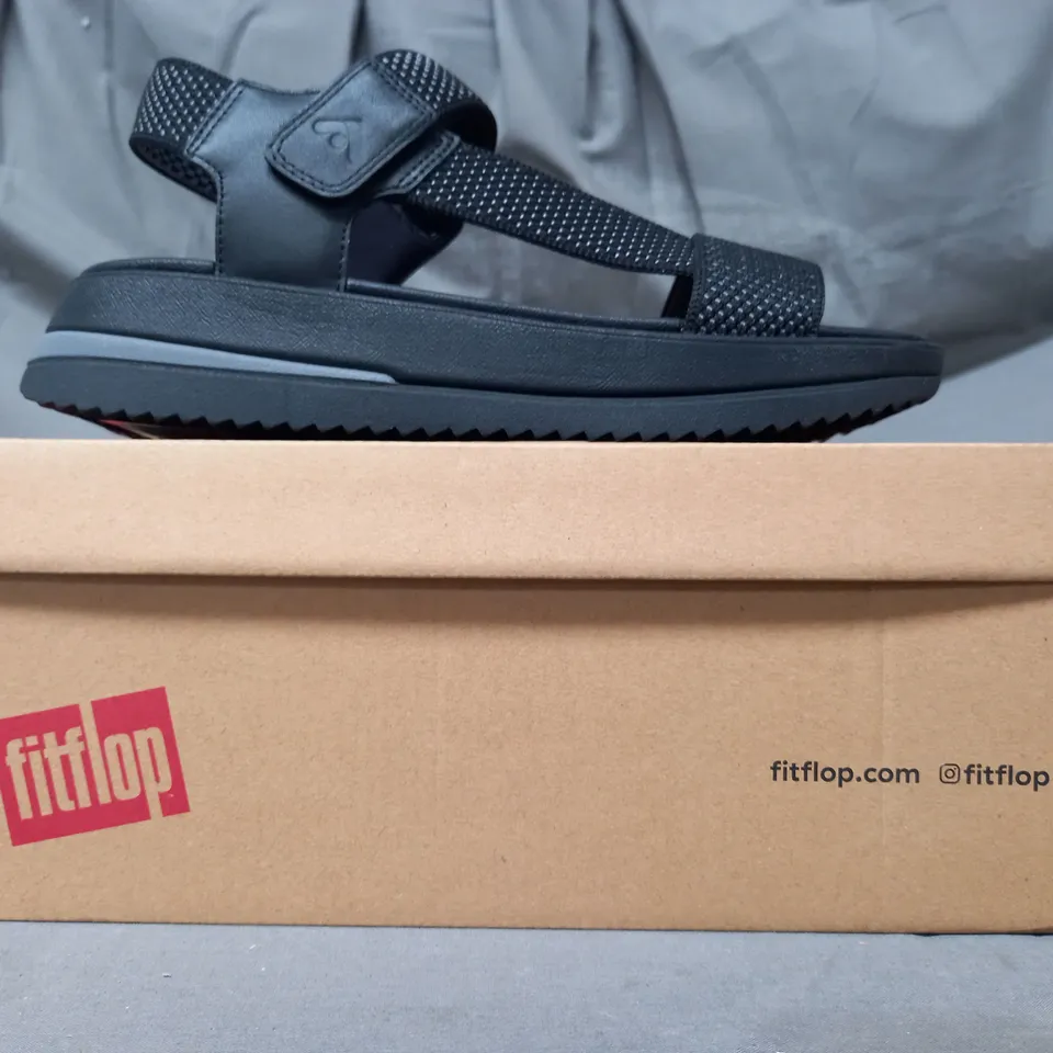 BOXED PAIR OF FITFLOP OPEN TOE SANDALS IN BLACK UK SIZE 6
