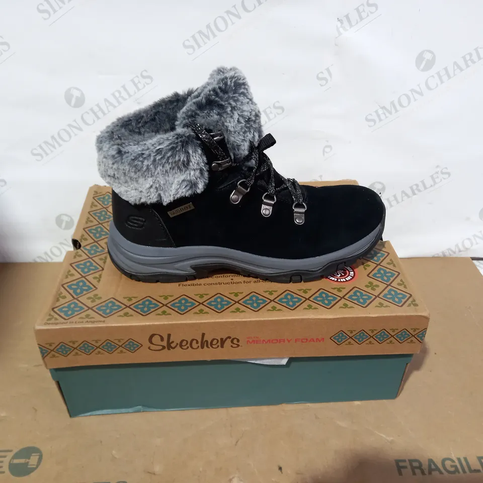 BOXED PAIR OF SKECHERS- SIZE 5.5