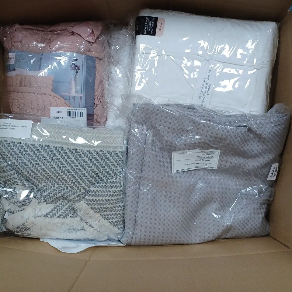 BOX OF APPROX. 20 ASSORTED BEDROOM ITEMS TO INCLUDE - EARLYS OF WITNEY COTTON THROW - UNBRANDED PLEAT KING DUVET SET KING SIZE - SLEEPDOWN FINEST PLEAT KING DUVET SET ECT
