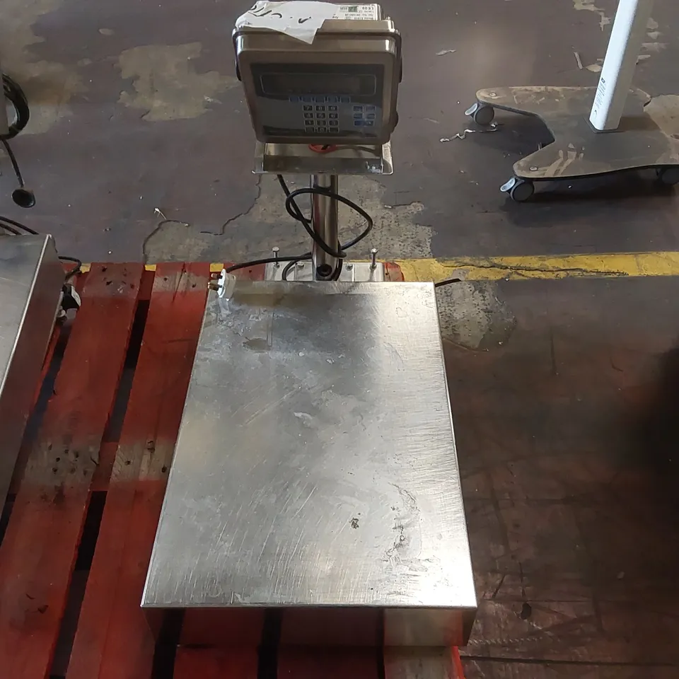 AVERY WEIGHT-TRONIX E1010 COMMERCIAL SCALE
