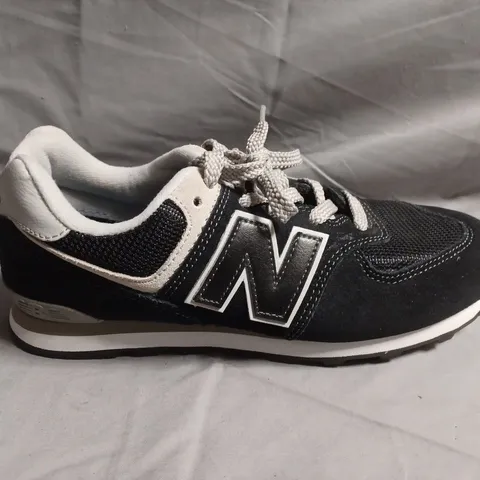 NEW BALANCE SNEAKERS – UK SIZE 4