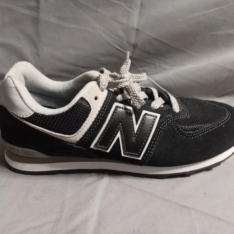 NEW BALANCE SNEAKERS – UK SIZE 4