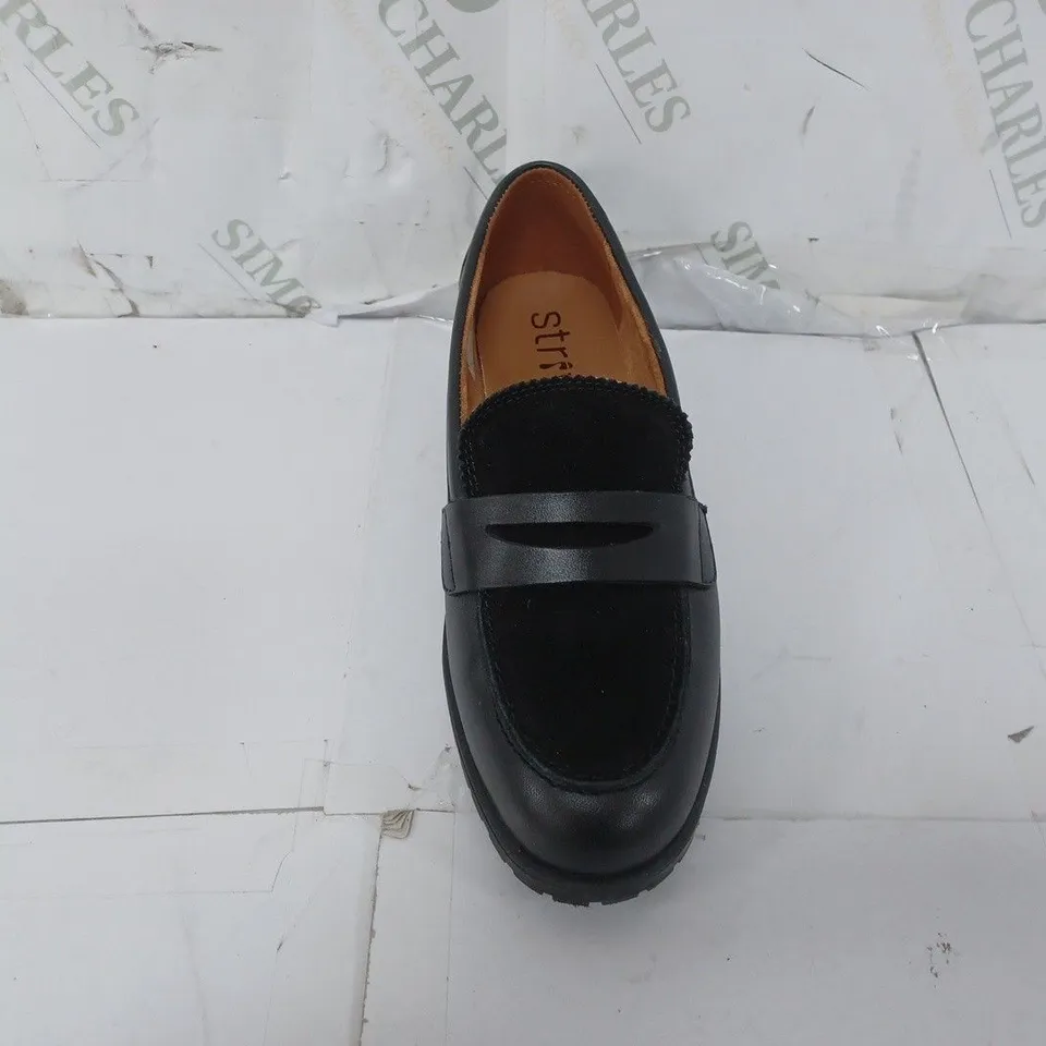 PAIR OF STRIVE LOAFERS IN BLACK SIZE 4.5 