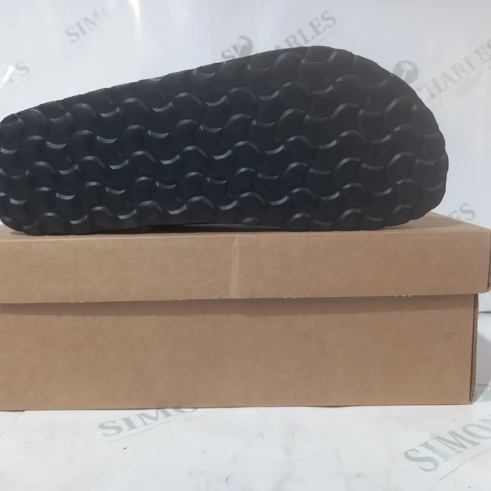 BOXED PAIR OF BONOVA OPEN TOE SANDALS IN BLACK SIZE 6