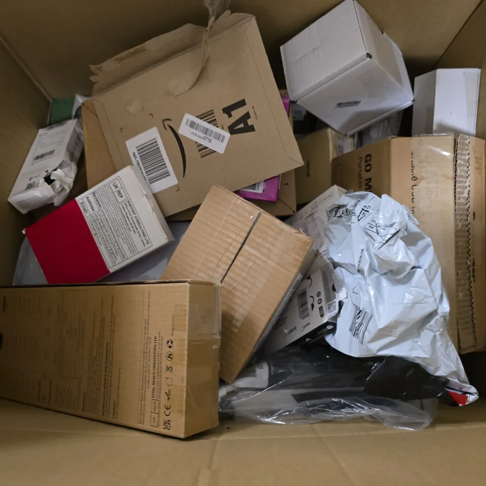BOX OF APPROXIMATELY 20 ASSORTED BROKEN ITEMS TO INCLUDE -FIBRE OPTIC CABLE , SOROOR FITTED SHEET , WIRED EARPHONES ETC
