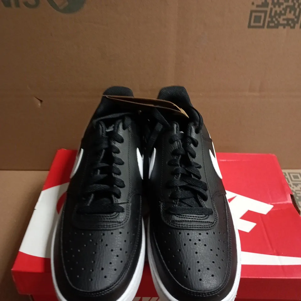 BOXED PAIR OF NIKE COURT VISION LOW BLACK/WHITE TRAINERS – UK 9