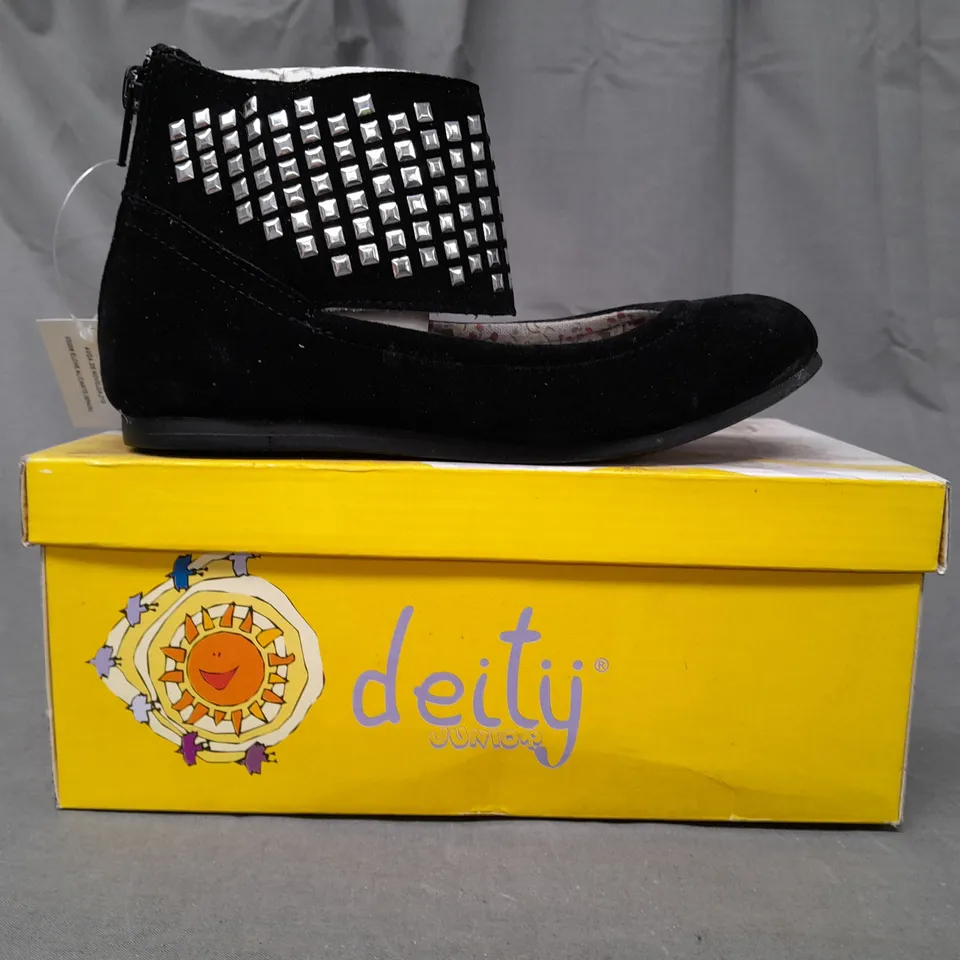 BOXED PAIR OF DEITY JUNIOR SHOES IN BLACK EU SIZE 31