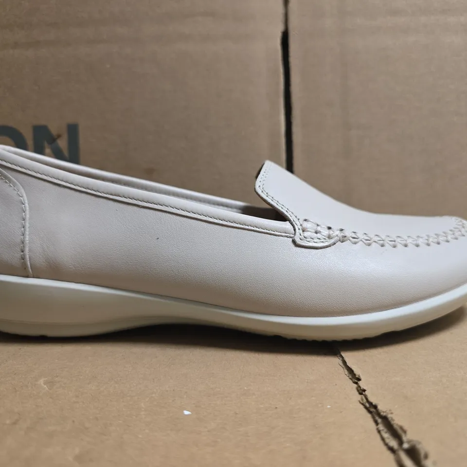 BOXED PAIR OF HOTTER LOAFERS IN CREAM SIZE UK 4