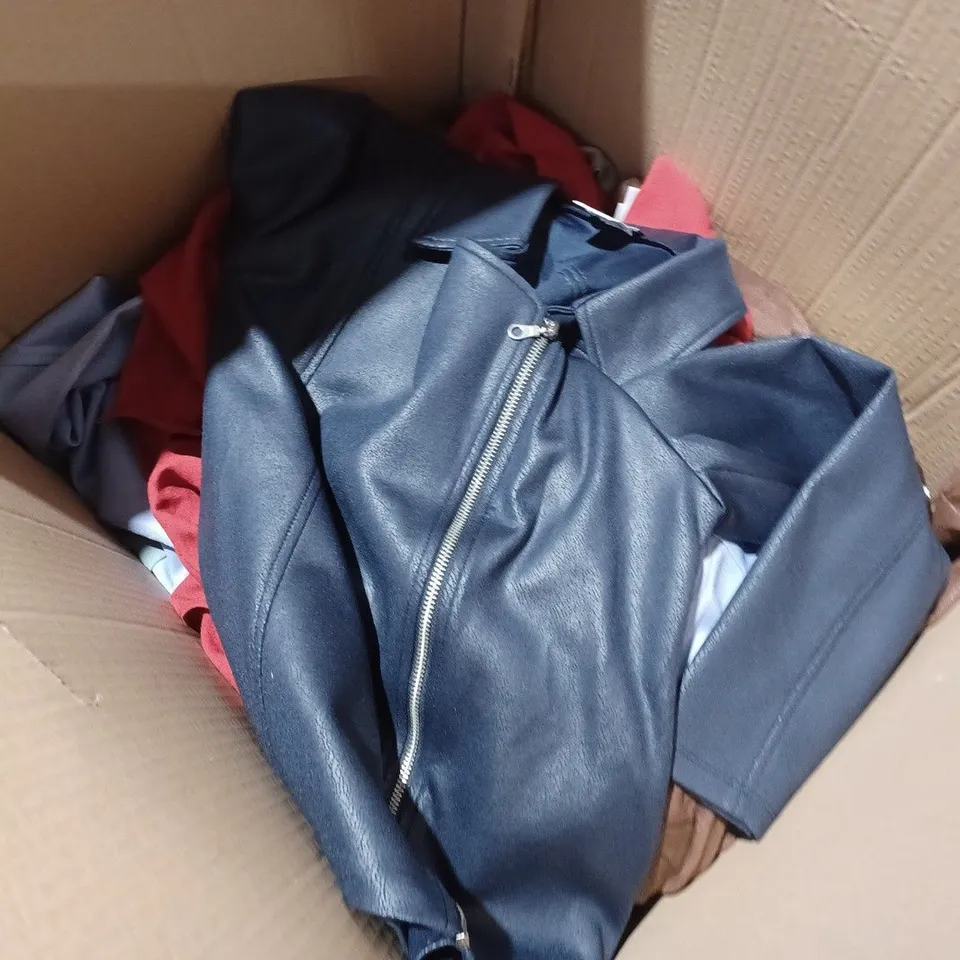 BOX OF APPROX 30 ASSORTED CLOTHING ITEMS TO INCLUDE WYNNE LAYERS - KIM&CO - ETC