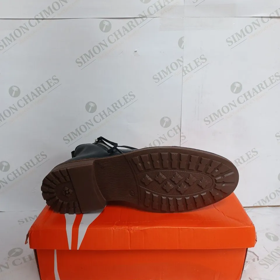 UNBRANDED BLACK LEATHER BOOTS - EU 41