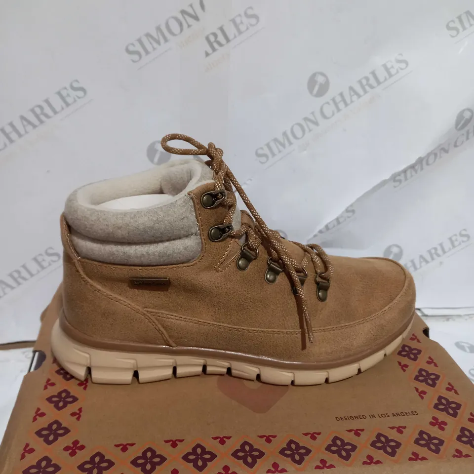 BOXED SKECHERS SYNERGY WARM TECH BOOTS, CHESTNUT - SIZE 5.5