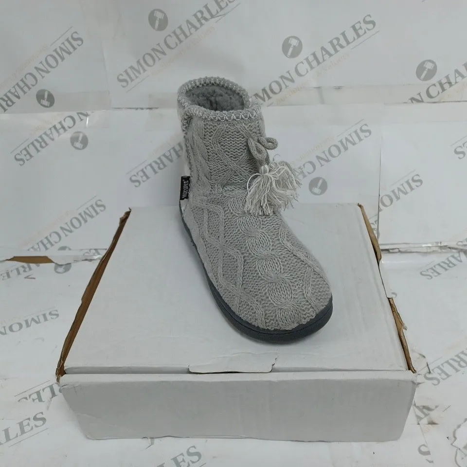 BOXED PAIR OF LINA SLIPPER BOOTS IN MEDIUM GREY - UK SIZE 7