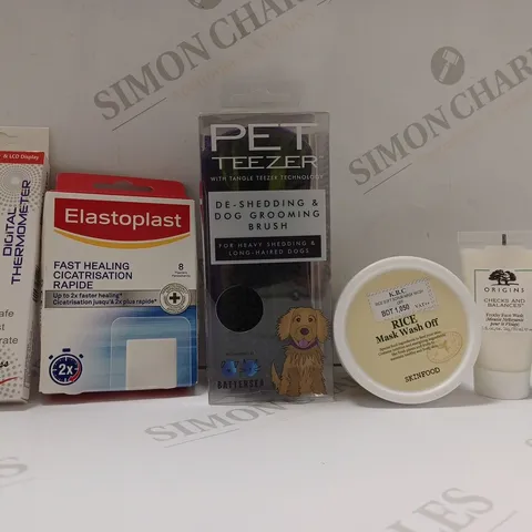 BOX OF APPROX 20 ASSORTED HEALTH AND BEAUTY ITEMS TO INCLUDE - PET TEEZER DOG GROOMING BRUSH - ORIGINS CHECKS & BALANCES - ELASTOPLAST FAST HEALING CICATRISATION RAPIDE ECT