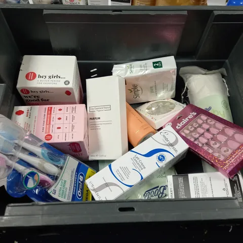 LOT OF ASSORTED HEALTH AND BEAUTY ITEMS APPROX. 25 ITEMS 