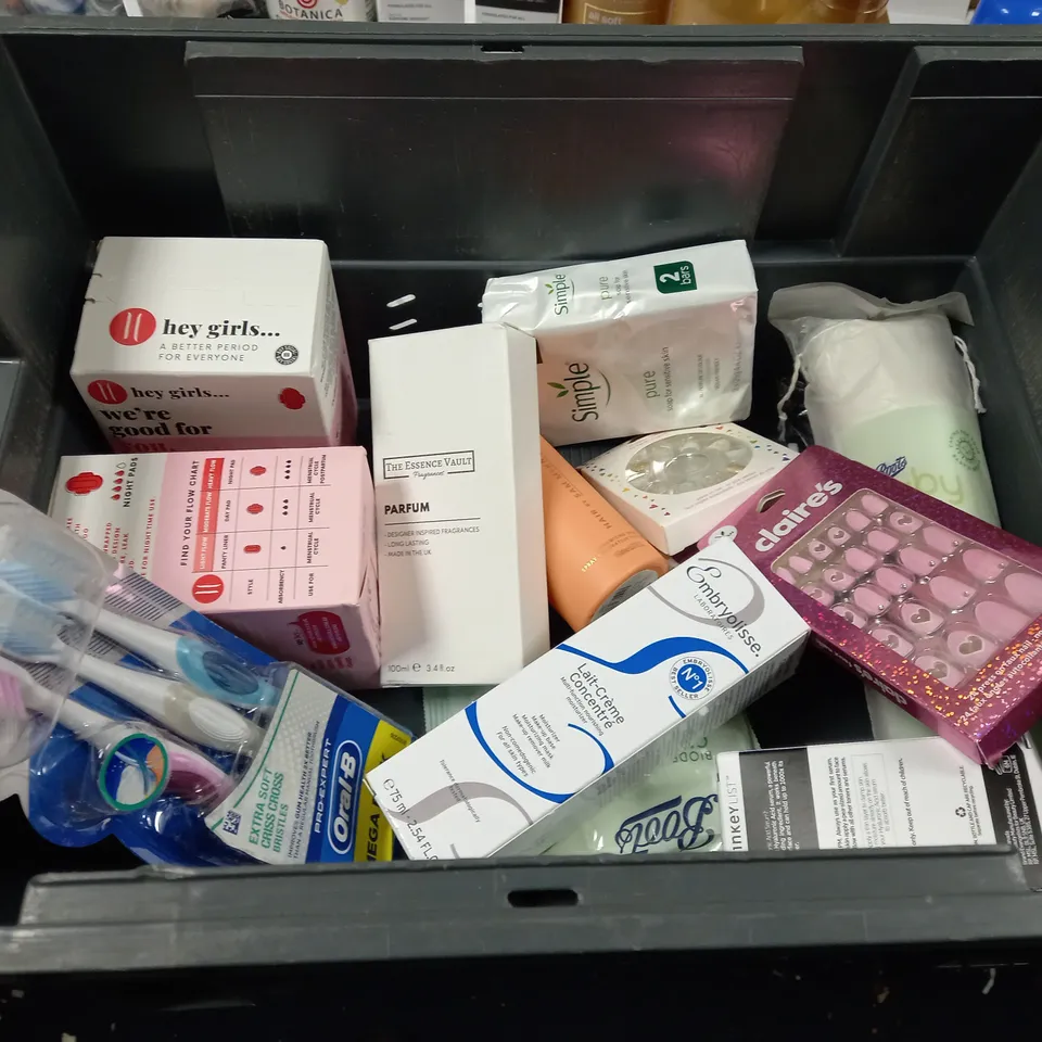 LOT OF ASSORTED HEALTH AND BEAUTY ITEMS APPROX. 25 ITEMS 