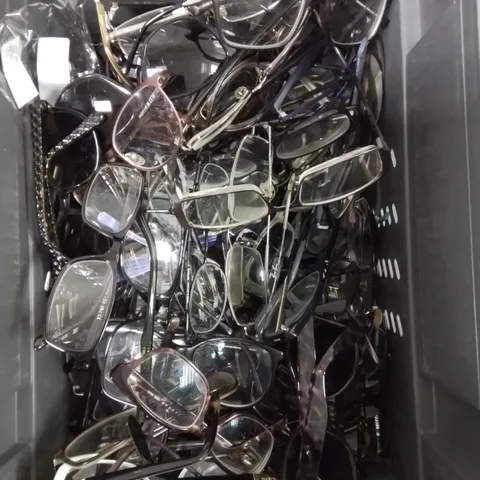APPROXIMATELY 30 ASSORTED LOOSE SPECTACLES/SUNGLASSES IN VARIOUS DESIGNS