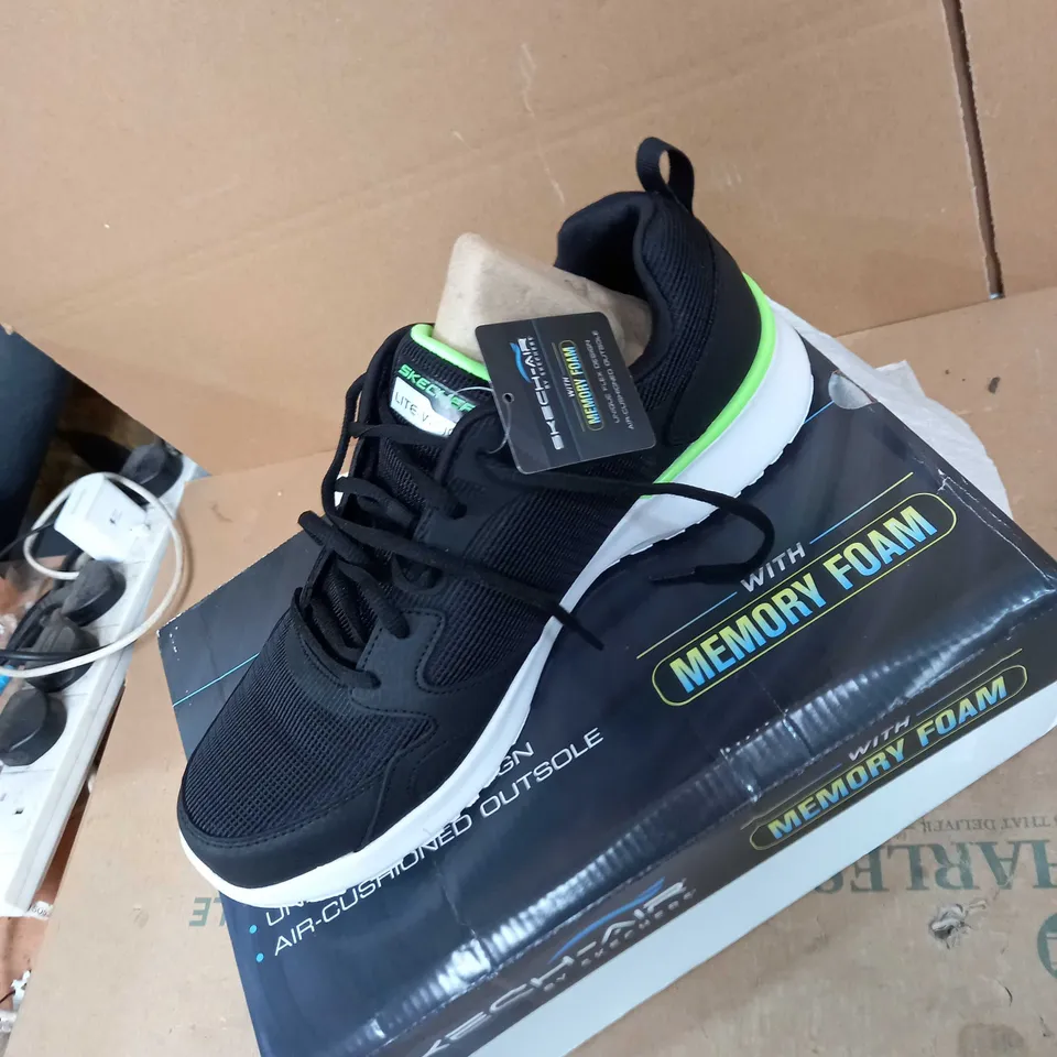SKETCHERS MENS SKECHER AIR TRAINER IN LACK SIZE 10