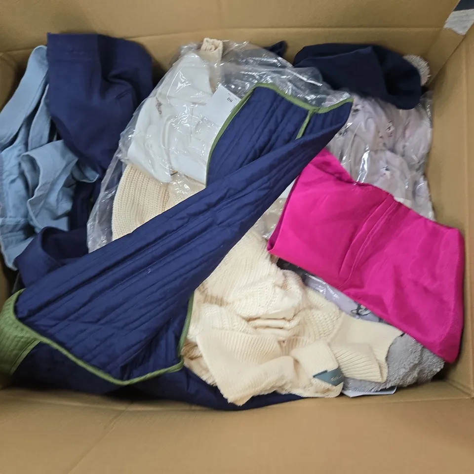 APPROXIMATELY 15 ASSORTED CLOTHING ITEMS IN VARIOUS SIZES, COLOURS & STYLES TO INCLUDE BRANDS SUCH AS BEN DE LISI, RUTH LANGSFORD, COZEE HOME, ETC