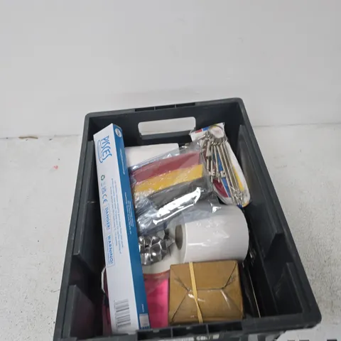 TOTE OF APPROXIMATELY 12 ASSORTED ITEMS TO INCLUDE: COOKIE CUTTERS