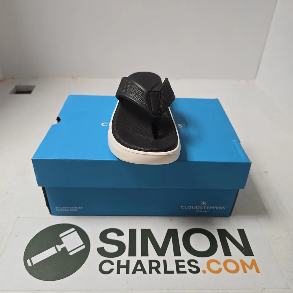 BOXED PAIR OF CLOUDSTEPPERS BY CLARKS SOLEVANA POST2 SANDALS IN BLACK - UK 5