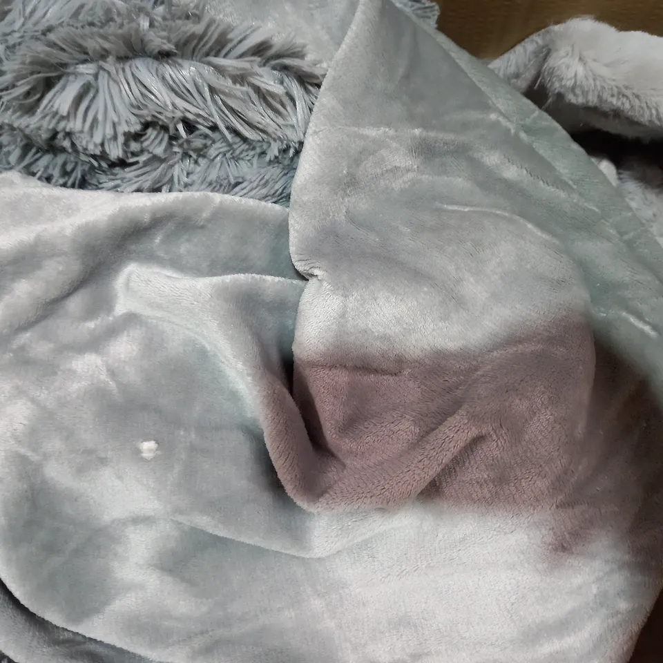 BOX OF APPROXIMATELY 5 ASSORTED COZEE HOME RUGS AND BEDDING ITEMS IN VARIOUS COLOURS AND SIZES