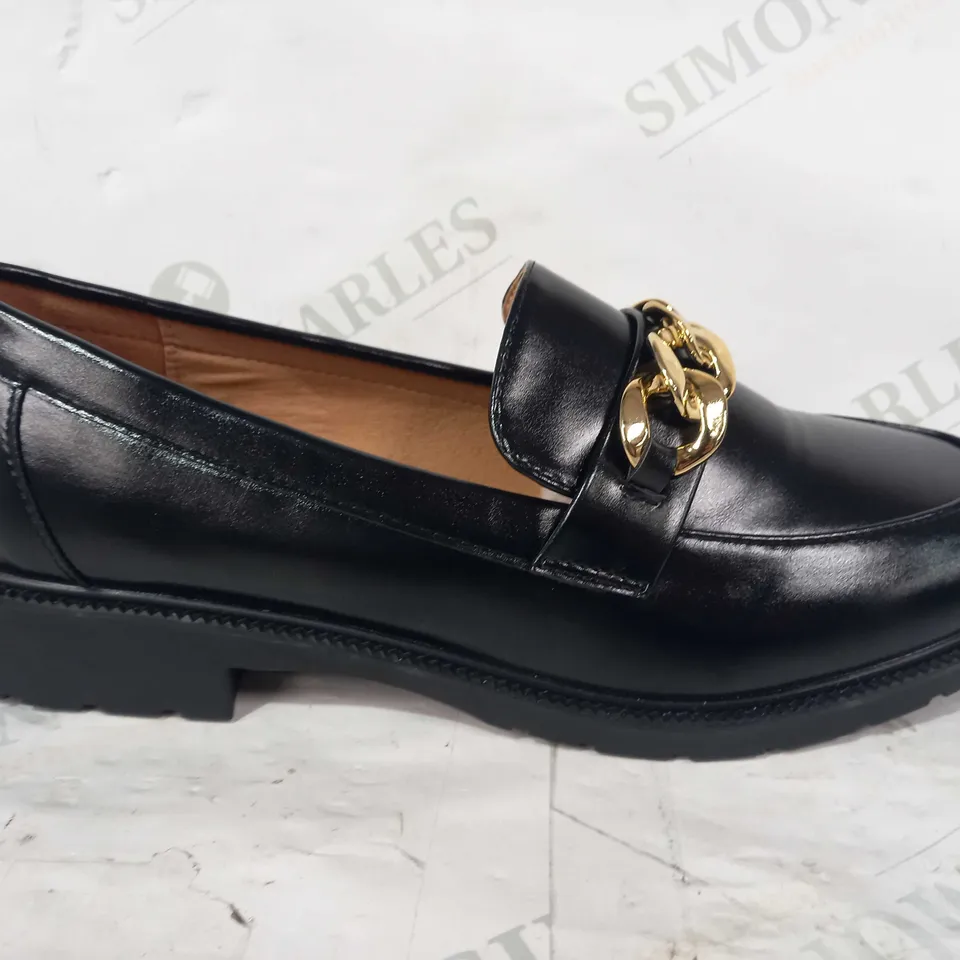 PAIR OF DESIGNER SHOES IN BLACK W. GOLD EFFECT CHAIN EU SIZE 42