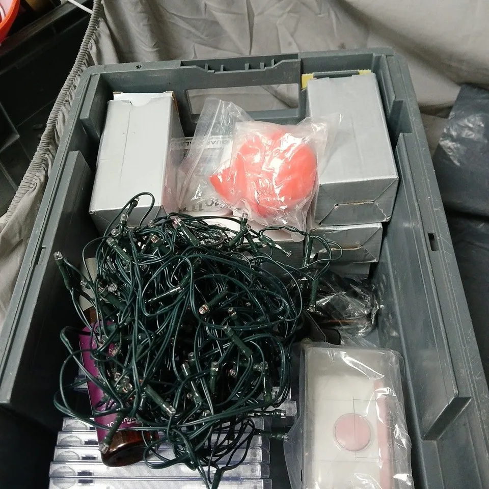 APPROXIMATELY 15 ASSORTED ITEMS TO INCLUDE BOUNCING BALL, SPRAY BOTTLE, ALARM CLOCK, INSOLES ETC