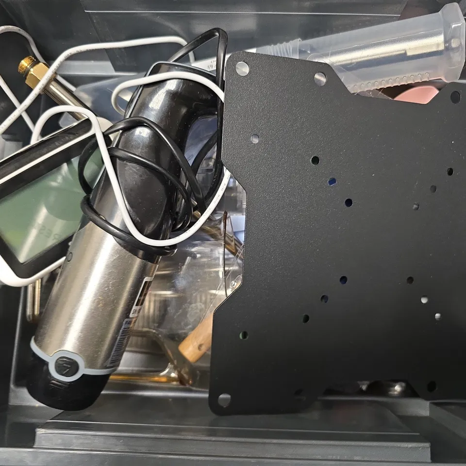 APPROXIMATELY 12 ASSORTED HOUSEHOLD ITEMS TO INCLUDE HOT MELT GLUE GUN, RAFFLE TICKETS, HAND BLENDER, ETC