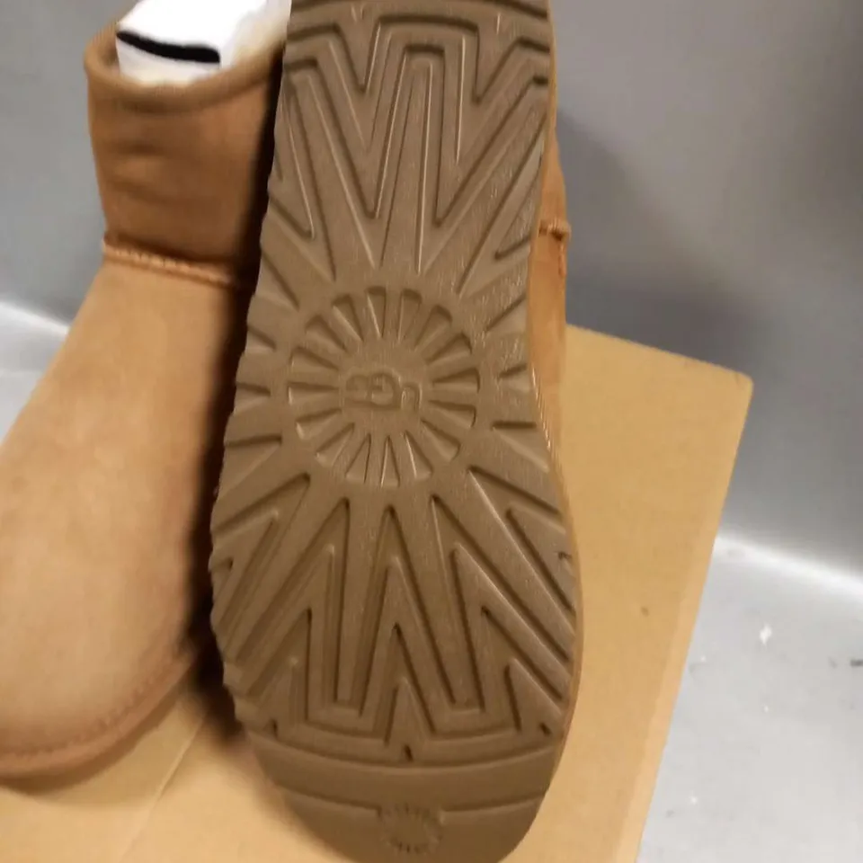 BOXED UGG CLASSIC MINI D51 SIZE 7