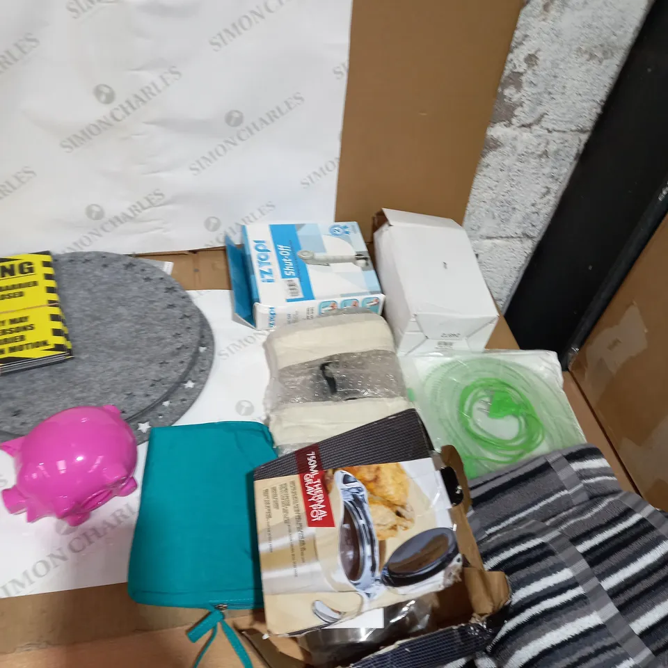 LOT OF APPROX 30 HOUSEHOLD ITEMS