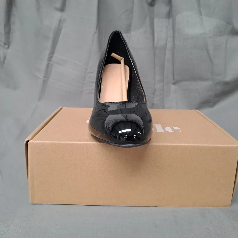 BOXED PAIR OF GOOD FOR THE SOLE WIDE FIT COMFORT CLOSED TOE HEELED SHOES IN GLOSSY BLACK SIZE 7