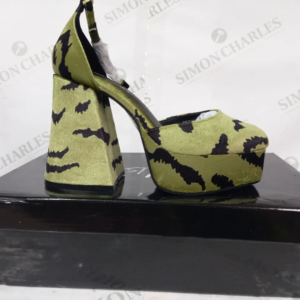 BOXED PAIR OF NASTY GAL ZEBRA VELVET PLATFORM BLOCK HEELS IN GREEN SIZE 3