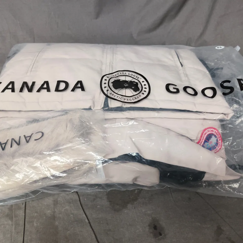 CANADA GOOSE PARKA COAT – SIZE SMALL