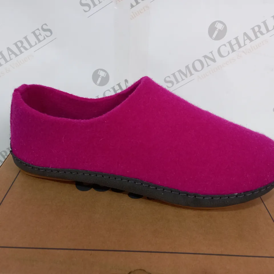 BOXED COSYFEET DAMSON MOOCH SLIPPER - SIZE 9