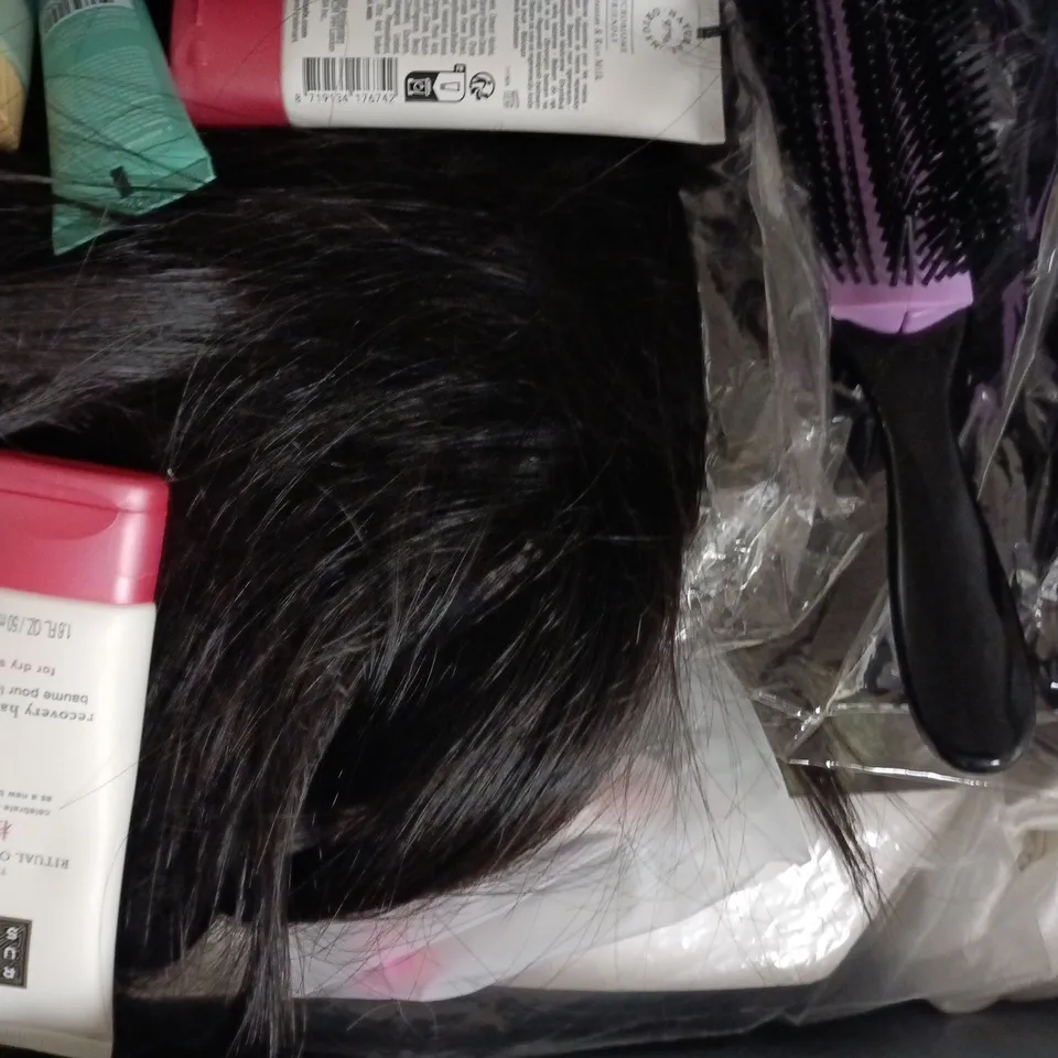 APPROXIMATELY 10 ASSORTED COSMETIC ITEMS TO INCLUDE RITUALS, POUT BALM, ETC - COLLECTION ONLY