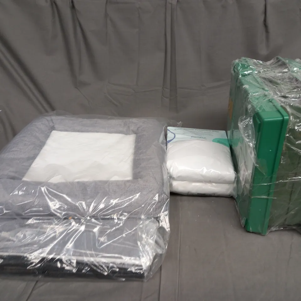 LARGE BOX OF ASSORTED HOUSEHOLD ITEMS TO INCLUDE PILLOW CASES AND BASKETS