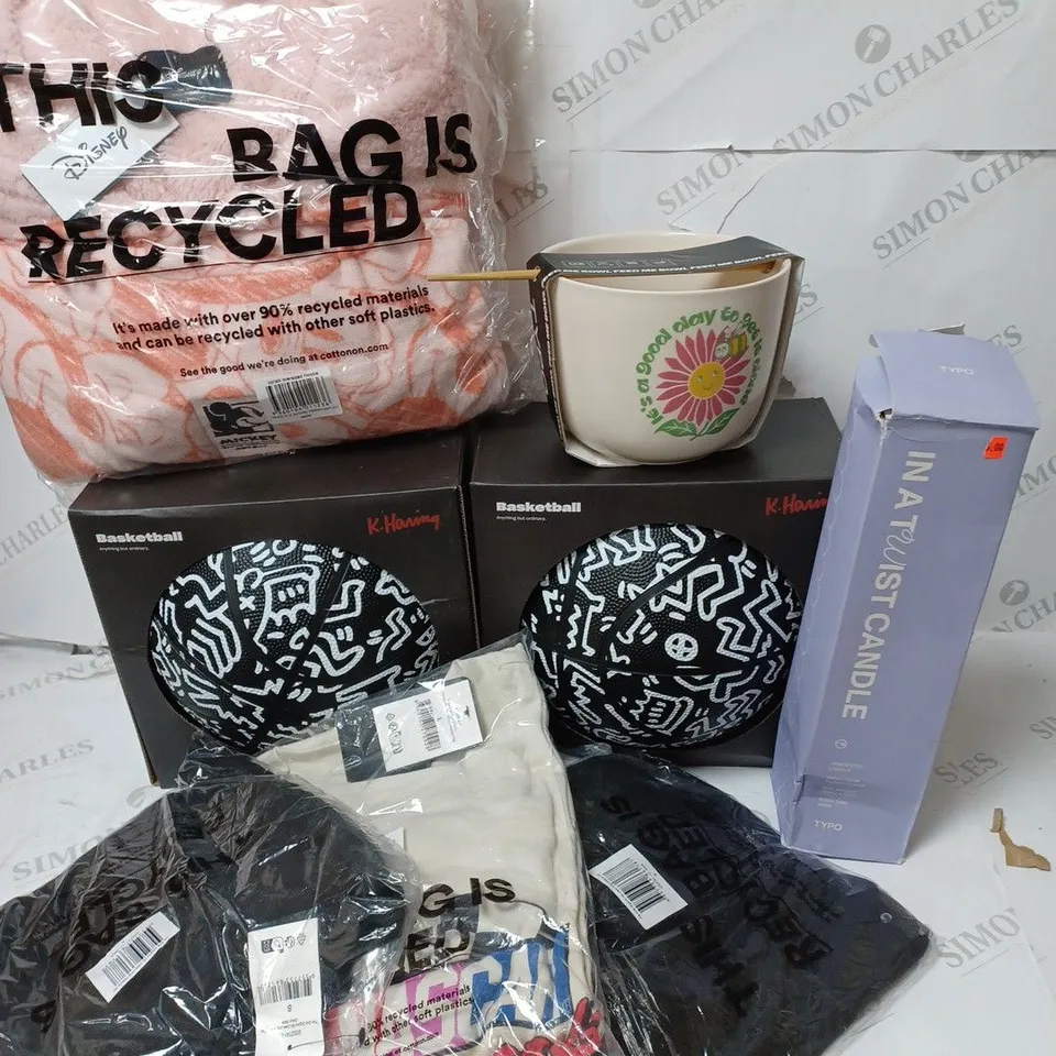 APPROXIMATELY 9 COTTON ON ITEMS INCLUDING KEITH HARING BARKETBALLS, DISNEY MICKEY MOUSE THROW, T SHIRTS OF DIFFERENT SIZES