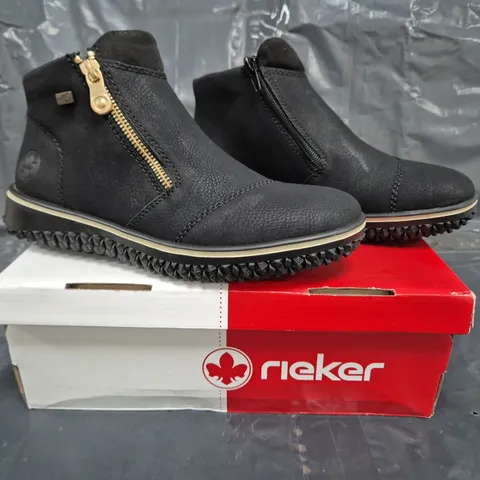 BOXED PAIR OF RIEKER ZIP ANKLE BOOTS IN BLACK SIZE 6